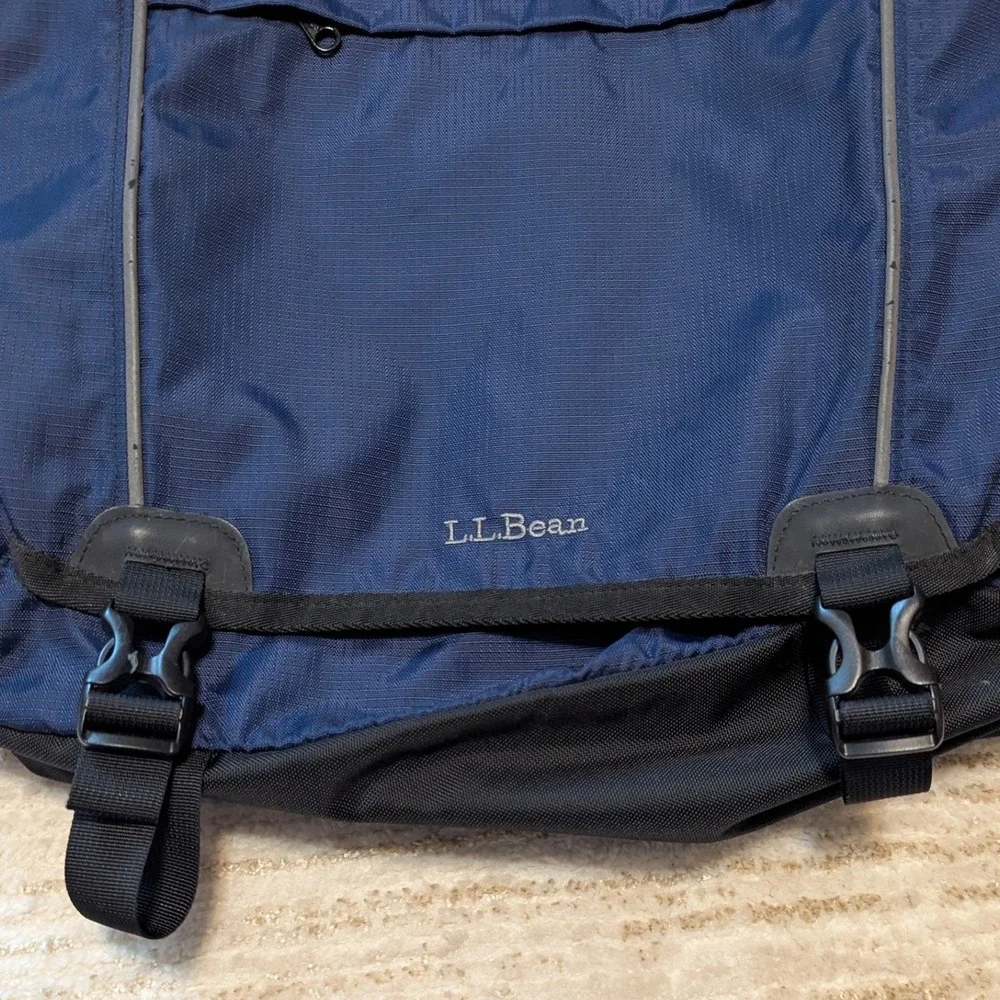 LL Bean Messenger Bag Unisex Large Navy Blue Nylon Ripstop Laptop Commuter Bag